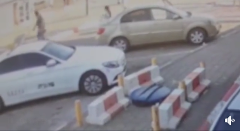 معلّم مدرسة من طمرة يعتدي على طفلته بالشارع